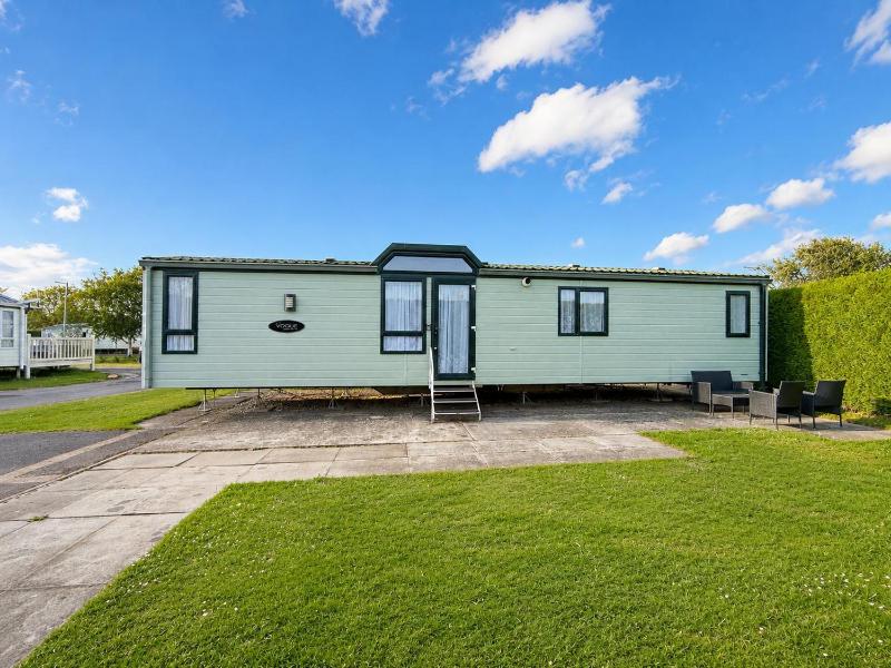 Lovely 4 Berth Caravan At Southview Holiday Park Ref 33001L - image 1