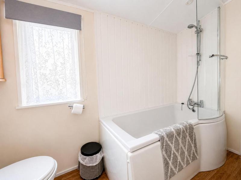 Lovely 4 Berth Caravan At Southview Holiday Park Ref 33001L - image 11