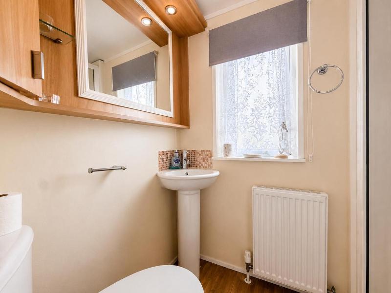 Lovely 4 Berth Caravan At Southview Holiday Park Ref 33001L - image 6