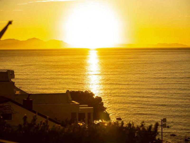 'Cardamom House' Enchanting Vacation Home 2 min from the Beach Sleeps 5 - image 4