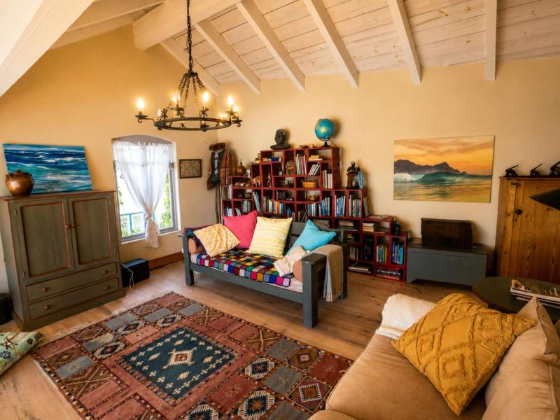 'Cardamom House' Enchanting Vacation Home 2 min from the Beach Sleeps 5 - image 3