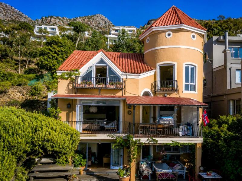 'Cardamom House' Enchanting Vacation Home 2 min from the Beach Sleeps 5 - image 16