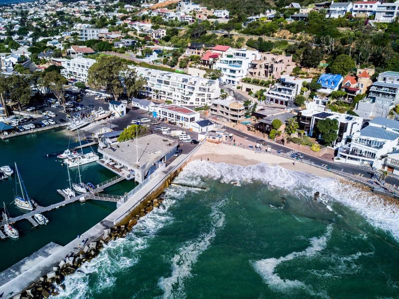 'Cardamom House' Enchanting Vacation Home 2 min from the Beach Sleeps 5 - image 6