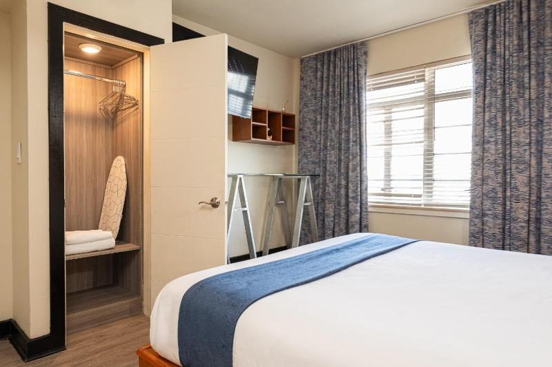 Chesterfield Hotel and Suites - image 33