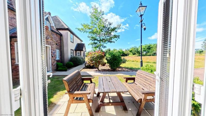 Bay Dream - Part of the The Bay Filey Holiday Village with pool gym and direct beach access pub restaurant tennis and meadows walks - image 34