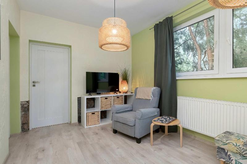 Przestronny Apartament dla 8 osób w Spokojnej Okolicy by Noclegi Renters - image 37