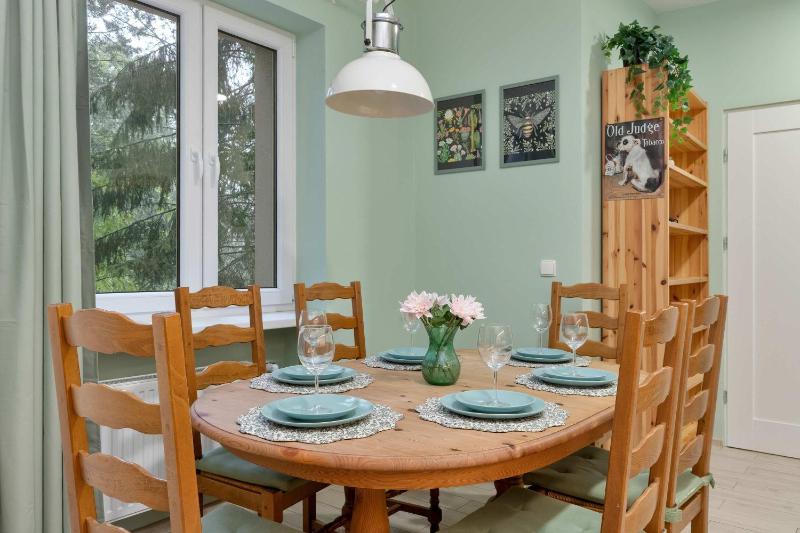 Przestronny Apartament dla 8 osób w Spokojnej Okolicy by Noclegi Renters - image 16