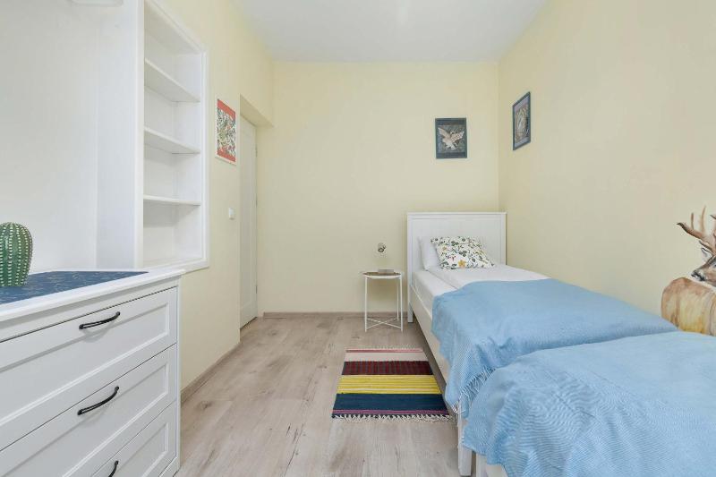 Przestronny Apartament dla 8 osób w Spokojnej Okolicy by Noclegi Renters - image 32
