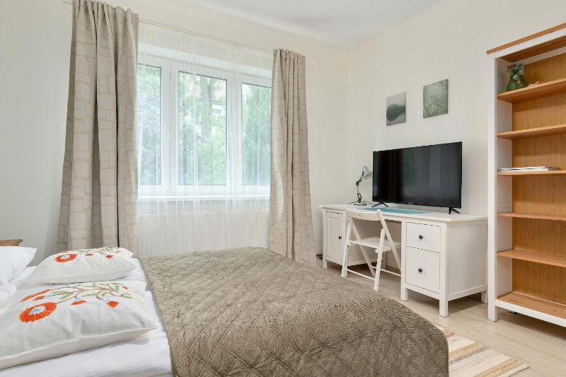 Przestronny Apartament dla 8 osób w Spokojnej Okolicy by Noclegi Renters - image 13