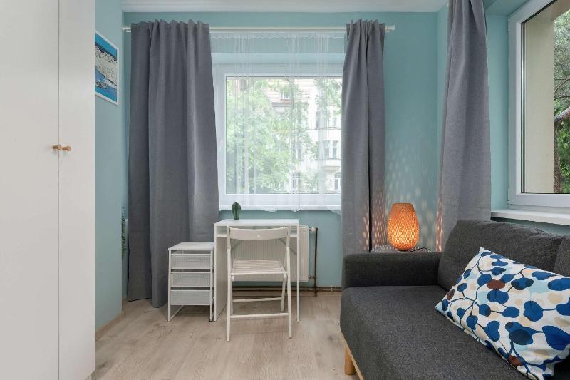 Przestronny Apartament dla 8 osób w Spokojnej Okolicy by Noclegi Renters - image 9