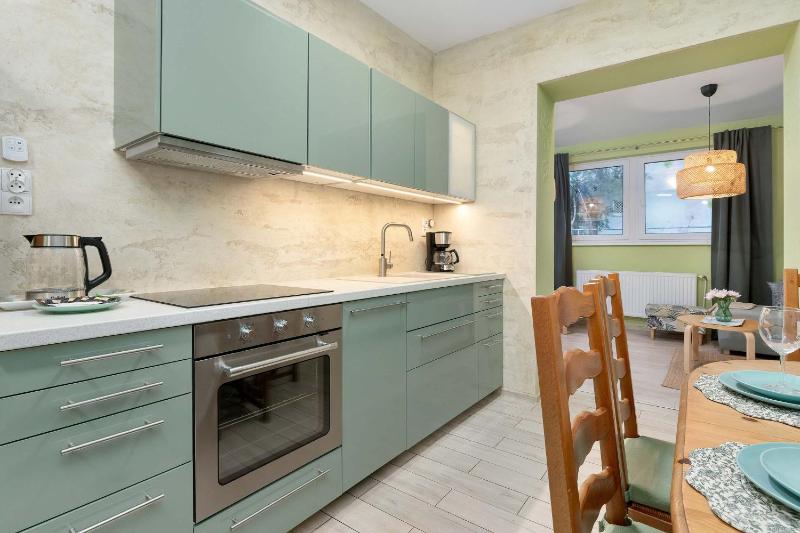 Przestronny Apartament dla 8 osób w Spokojnej Okolicy by Noclegi Renters - image 17
