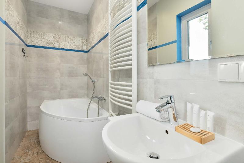 Przestronny Apartament dla 8 osób w Spokojnej Okolicy by Noclegi Renters - image 31