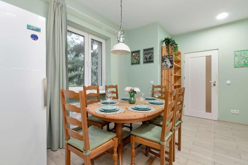 Przestronny Apartament dla 8 osób w Spokojnej Okolicy by Noclegi Renters - image 25