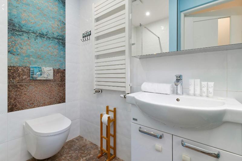 Przestronny Apartament dla 8 osób w Spokojnej Okolicy by Noclegi Renters - image 11