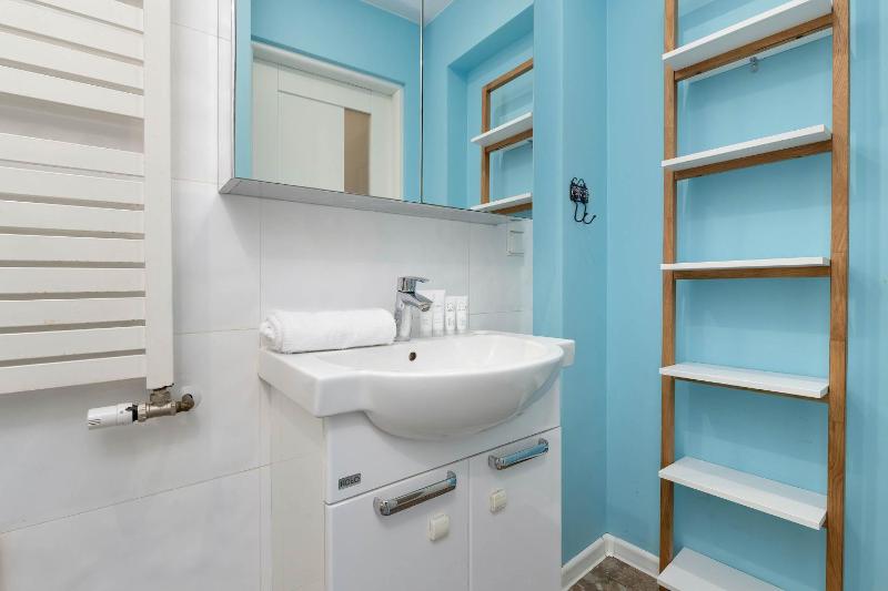 Przestronny Apartament dla 8 osób w Spokojnej Okolicy by Noclegi Renters - image 26