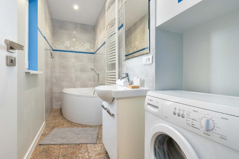 Przestronny Apartament dla 8 osób w Spokojnej Okolicy by Noclegi Renters - image 12