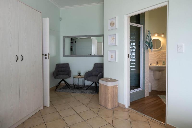 'Bikini Views' Private One Bedroom Suite for 2 with Sunny Veranda - image 7
