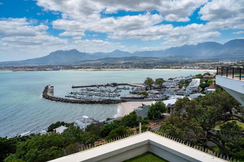 'Bikini Views' Private One Bedroom Suite for 2 with Sunny Veranda - image 2