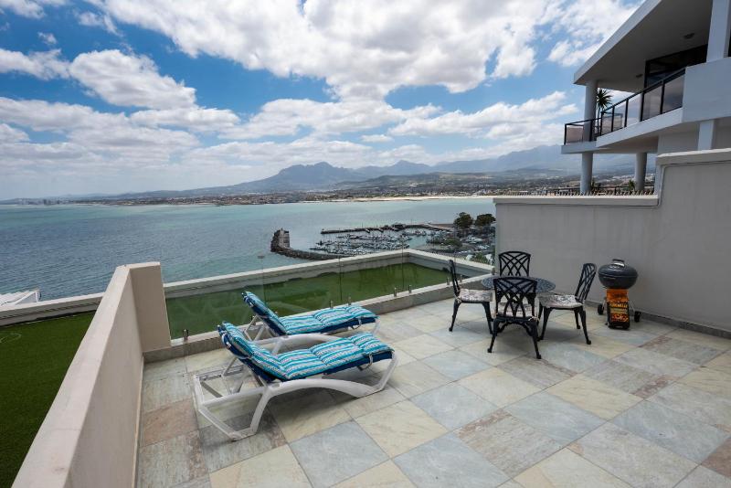 'Bikini Views' Private One Bedroom Suite for 2 with Sunny Veranda - image 9