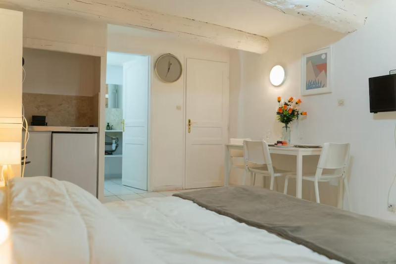 Studio near the port and shops - image 2