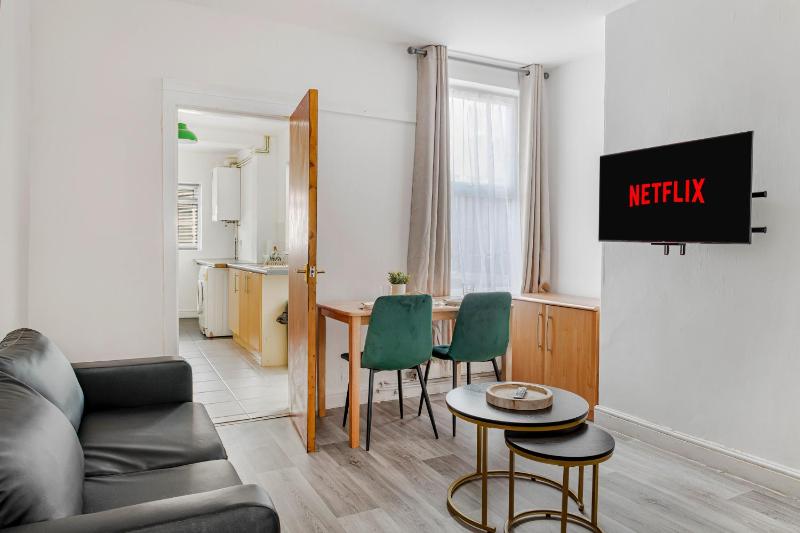 3BR House with free parking near City Centre - sleeps 6 - image 19