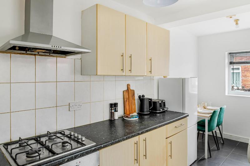 3BR House with free parking near City Centre - sleeps 6 - image 14