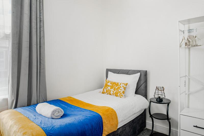 3BR House with free parking near City Centre - sleeps 6 - image 11