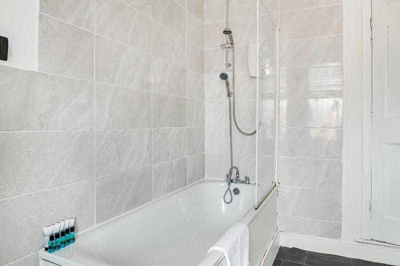 3BR House with free parking near City Centre - sleeps 6 - image 29