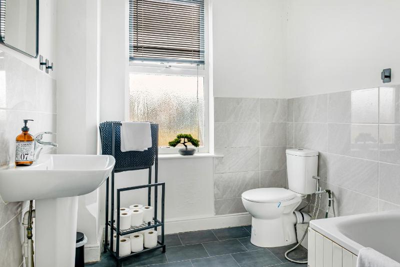 3BR House with free parking near City Centre - sleeps 6 - image 18
