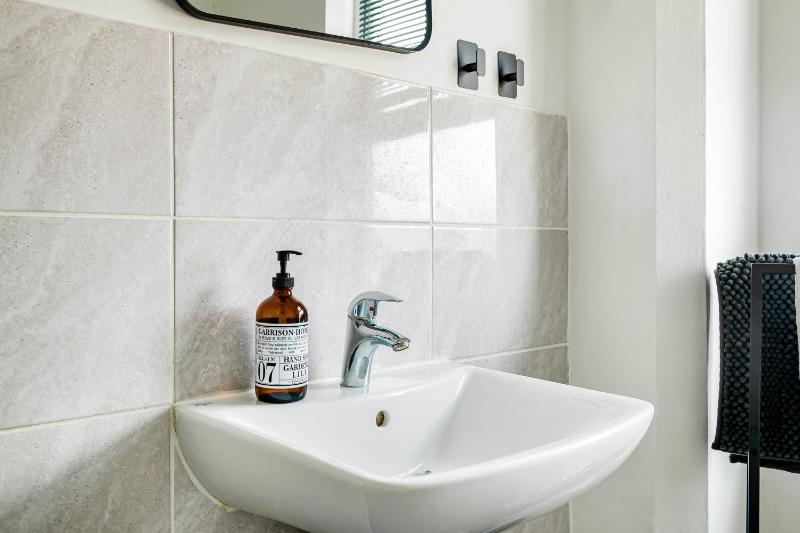3BR House with free parking near City Centre - sleeps 6 - image 24
