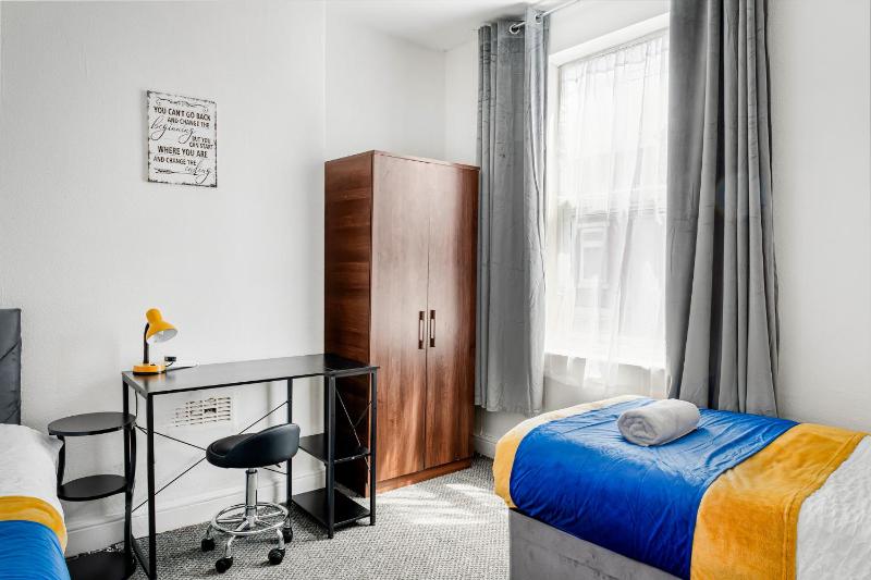 3BR House with free parking near City Centre - sleeps 6 - image 8