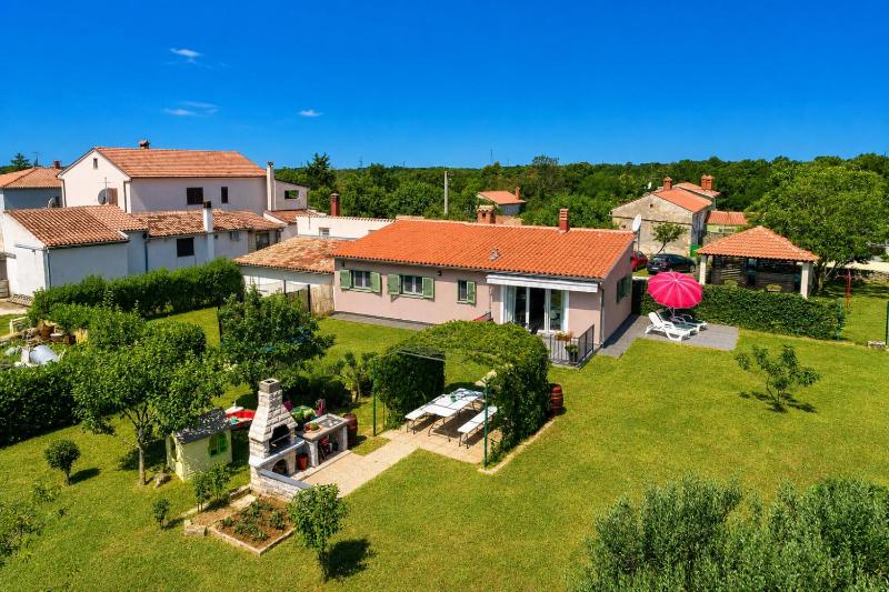 Family Friendly House Kacana - Garden & BBQ - Happy Rentals - image 21