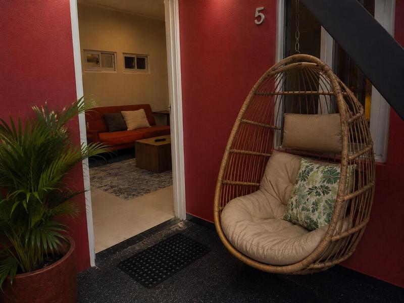 DOLFIJN STUDIOS Stylish 2BR Apartment Fast WiFi AC Near Center - image 9