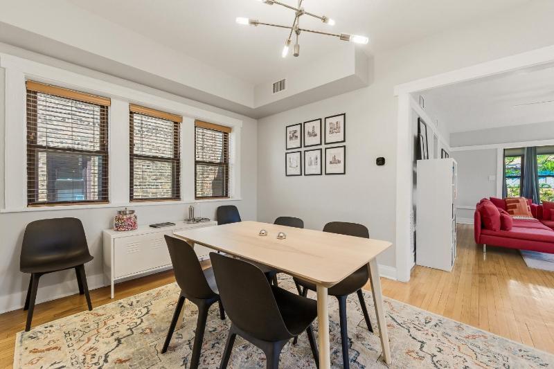 Steps to the Lakefront! This Uptown Beauty is Everything You Need for a Perfect Chicago Getaway condo - image 14