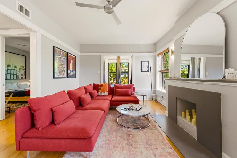 Steps to the Lakefront! This Uptown Beauty is Everything You Need for a Perfect Chicago Getaway condo - image 12
