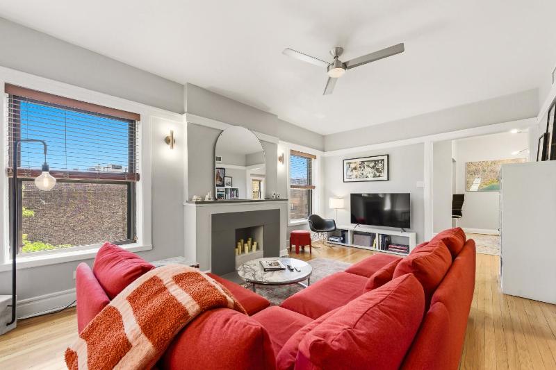 Steps to the Lakefront! This Uptown Beauty is Everything You Need for a Perfect Chicago Getaway condo - image 13