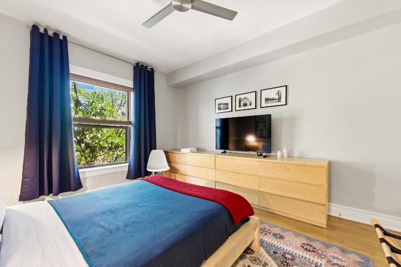 Steps to the Lakefront! This Uptown Beauty is Everything You Need for a Perfect Chicago Getaway condo - image 11