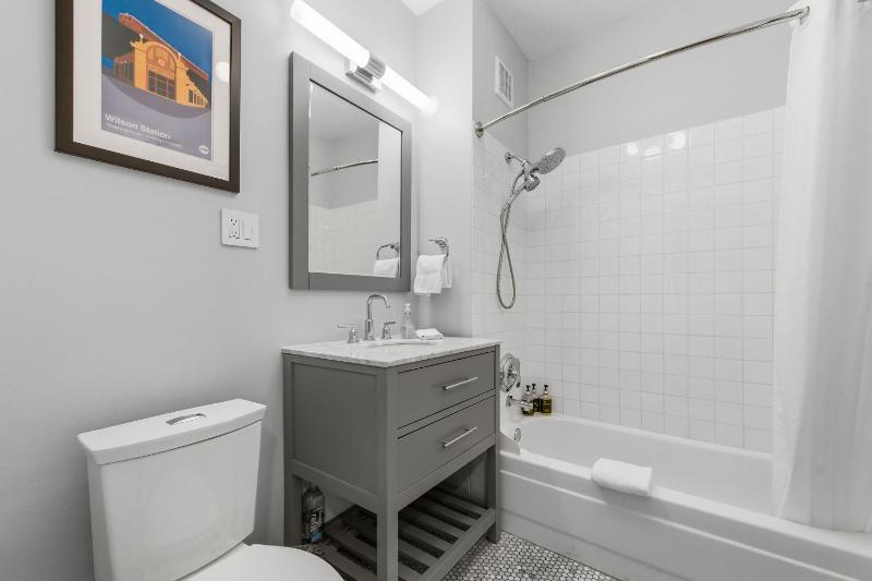 Steps to the Lakefront! This Uptown Beauty is Everything You Need for a Perfect Chicago Getaway condo - image 16
