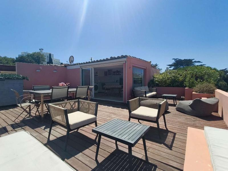Toit-terrasse d'exception avec vue mer à deux pas à pied de St Tropez - image 11