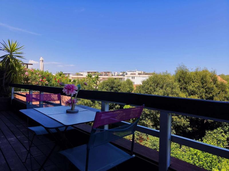 Toit-terrasse d'exception avec vue mer à deux pas à pied de St Tropez - image 17
