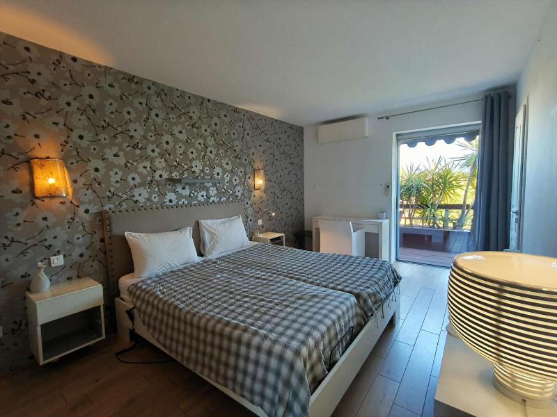 Toit-terrasse d'exception avec vue mer à deux pas à pied de St Tropez - image 20