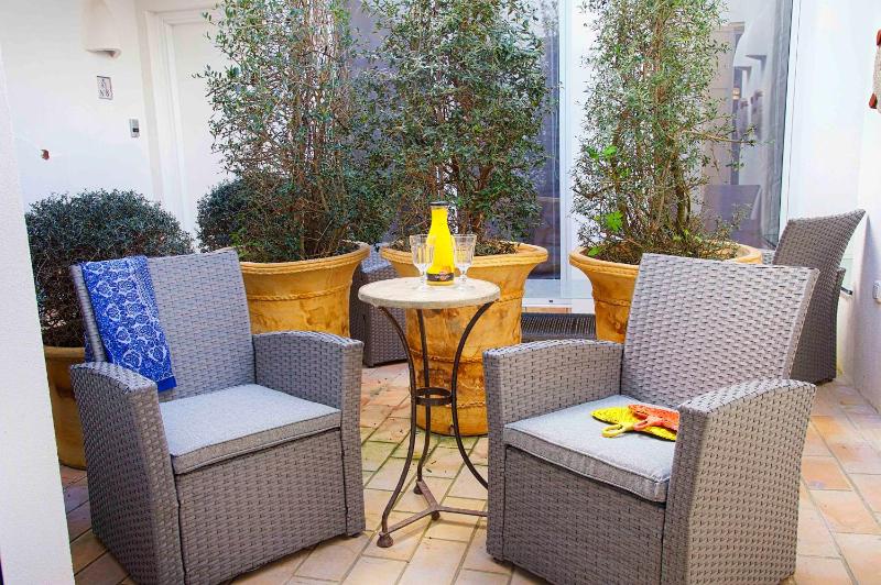 One-Bedroom Apartment image 4