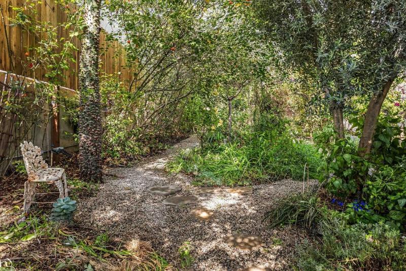 Silver Lake Cottage in the Garden Hideaway - image 10