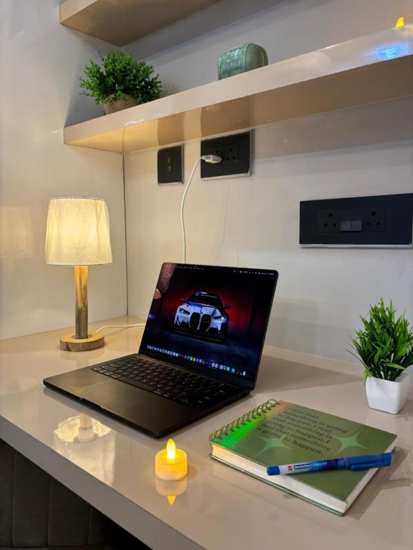 Cozy Luxury Studio Couple getaway & staycation City Views - image 3