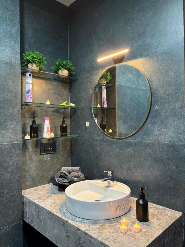 Cozy Luxury Studio Couple getaway & staycation City Views - image 11