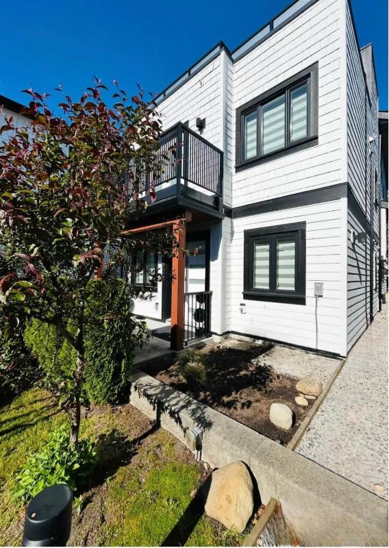 Modern 2BD-2BA Sofa Bed Townhouse Near Airport - image 2