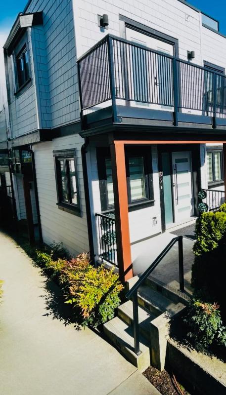 Modern 2BD-2BA Sofa Bed Townhouse Near Airport - image 11