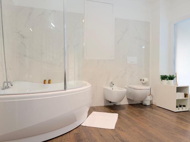 Ugo Jacuzzi Apartment - image 15