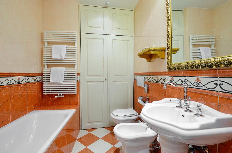 King Suite with Street View image 2