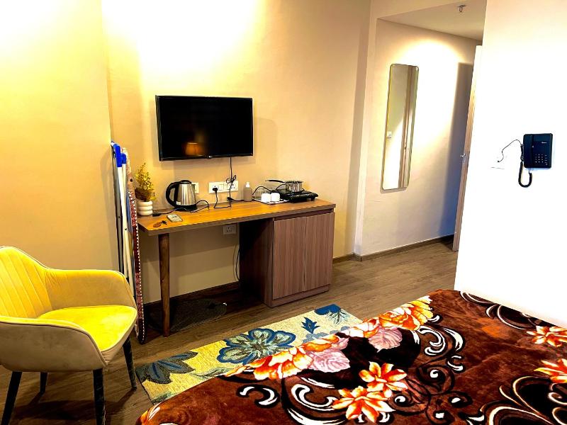 luxury noida stay - image 5